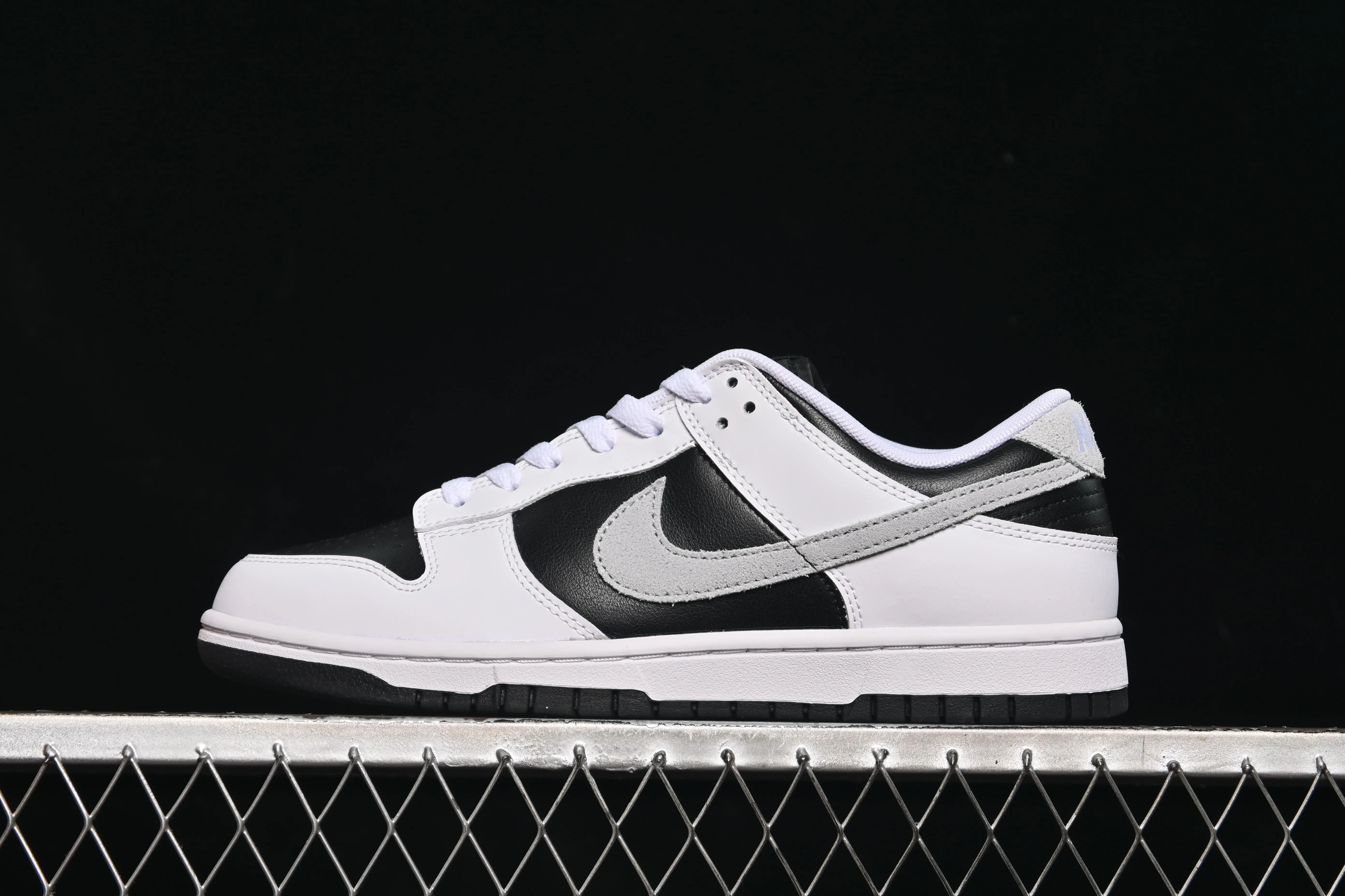 All Categories Nk SB Dunk Series Nk SB Dunk Low Low-top sneakers Nike SB Dunk Low White, black and gray color Low-top casual sneakers IB4620-141
